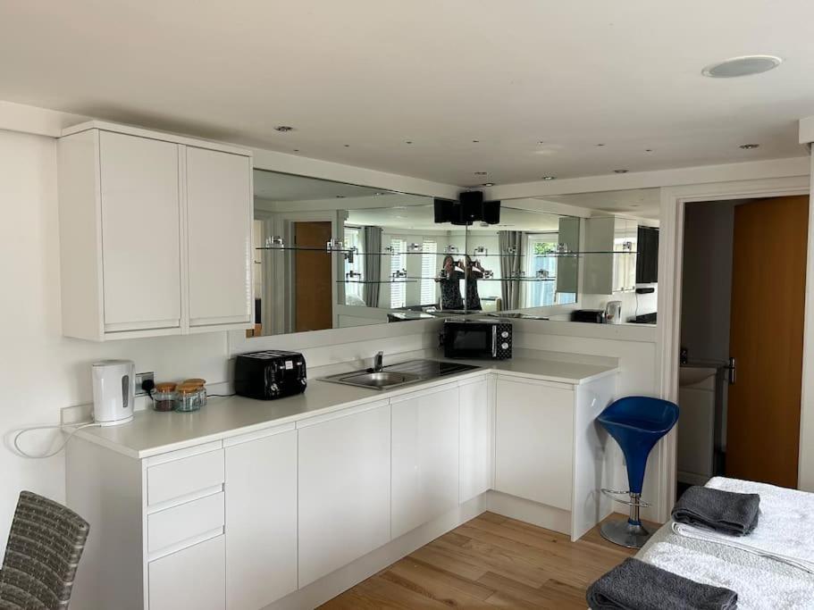 Holiday home Lovely Cabin. Hot Tub Ex £40 Per Night Poole