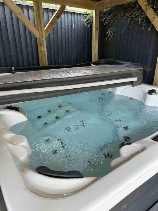 Lovely Cabin. Hot Tub Ex £40 Per Night Poole