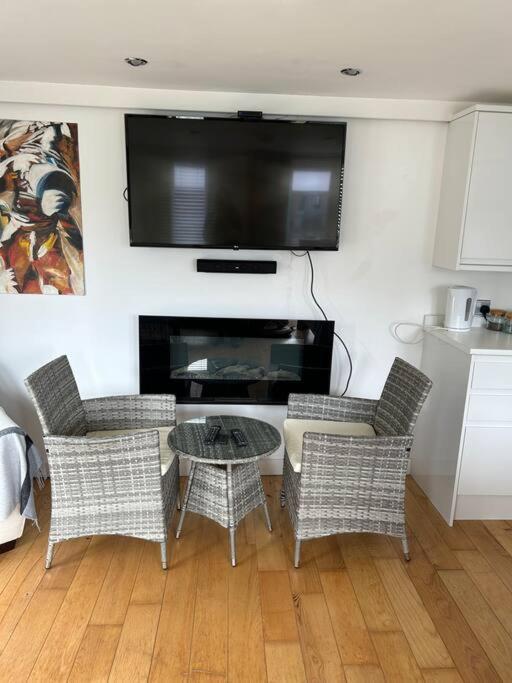 Lovely Cabin. Hot Tub Ex £40 Per Night Holiday home *