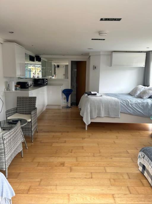 Lovely Cabin. Hot Tub Ex £40 Per Night Holiday home *