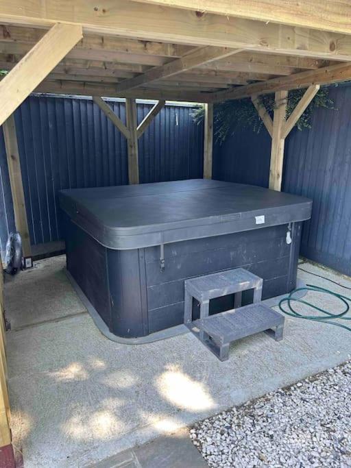 Lovely Cabin. Hot Tub Ex £40 Per Night Holiday home *