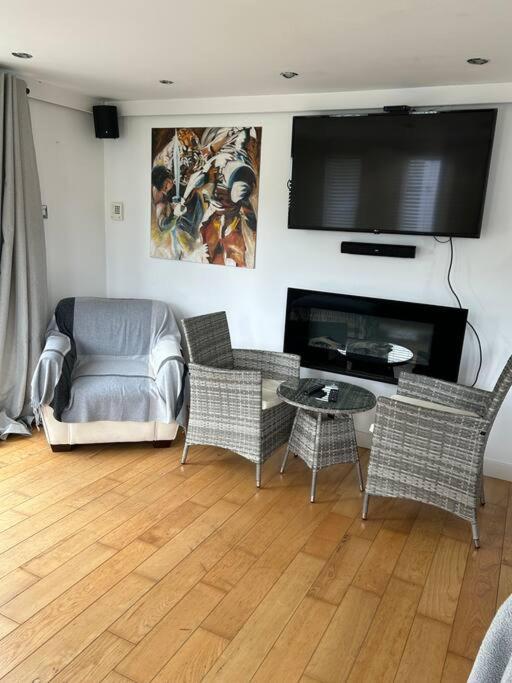Holiday home Lovely Cabin. Hot Tub Ex £40 Per Night