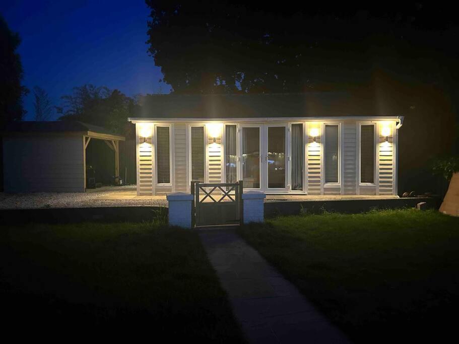 Ferienhaus Lovely Cabin. Hot Tub Ex £40 Per Night